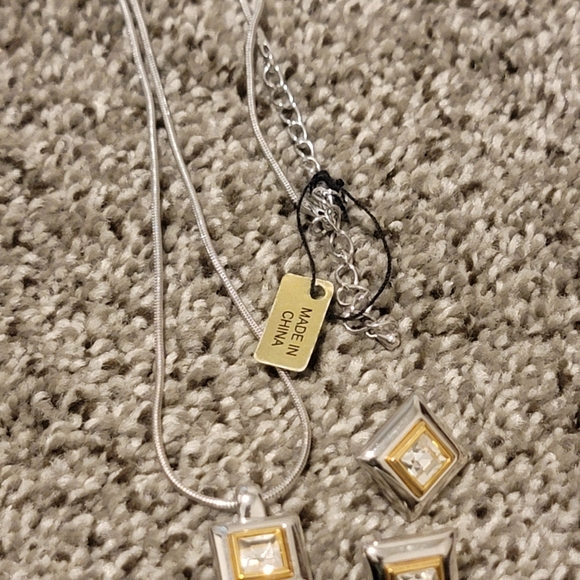 NWT costume two-tone set necklace and earrings. - Picture 4 of 6